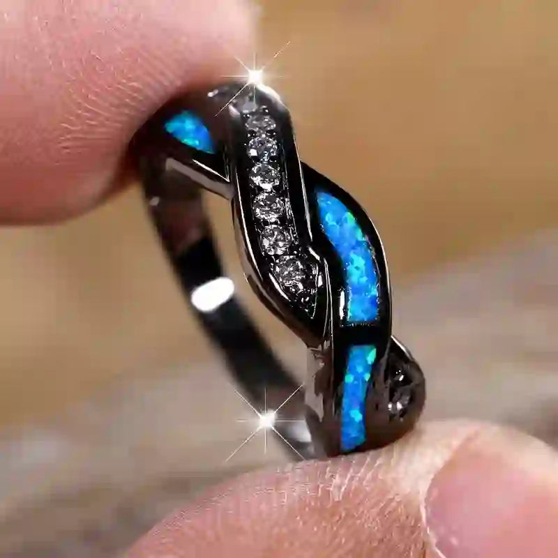Anello Olivenorma in oro nero con opale blu ondulato e zircone