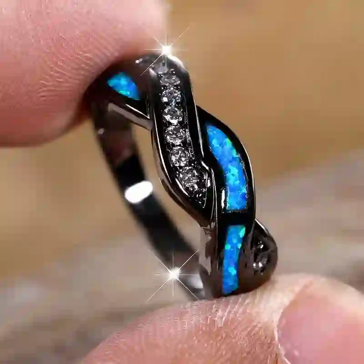 Anello Olivenorma in oro nero con opale blu ondulato e zircone