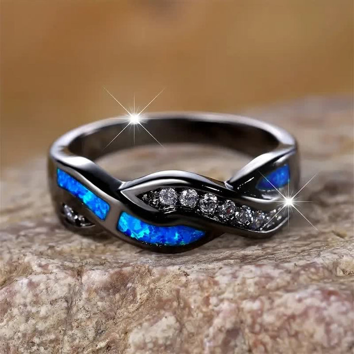 Anello Olivenorma in oro nero con opale blu ondulato e zircone