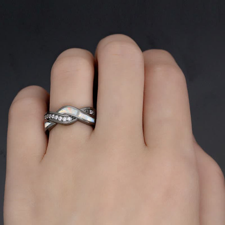 Anello Olivenorma in oro nero con opale blu ondulato e zircone