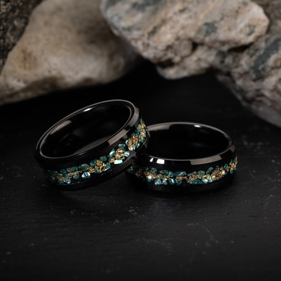 Olivenorma Anello da uomo in lamina d'oro con frammenti di corallo verde