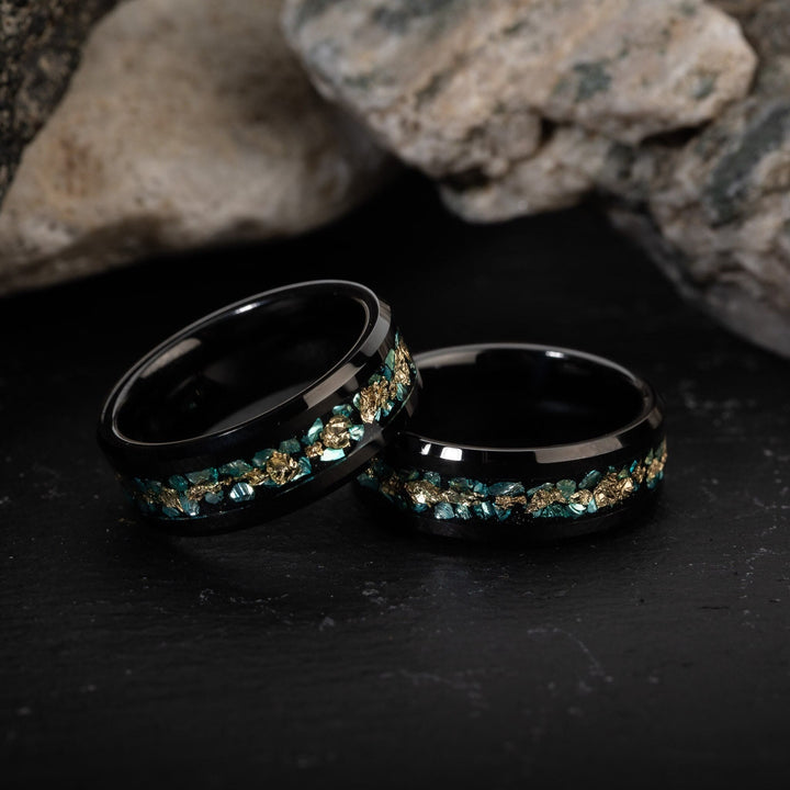 Olivenorma Anello da uomo in lamina d'oro con frammenti di corallo verde