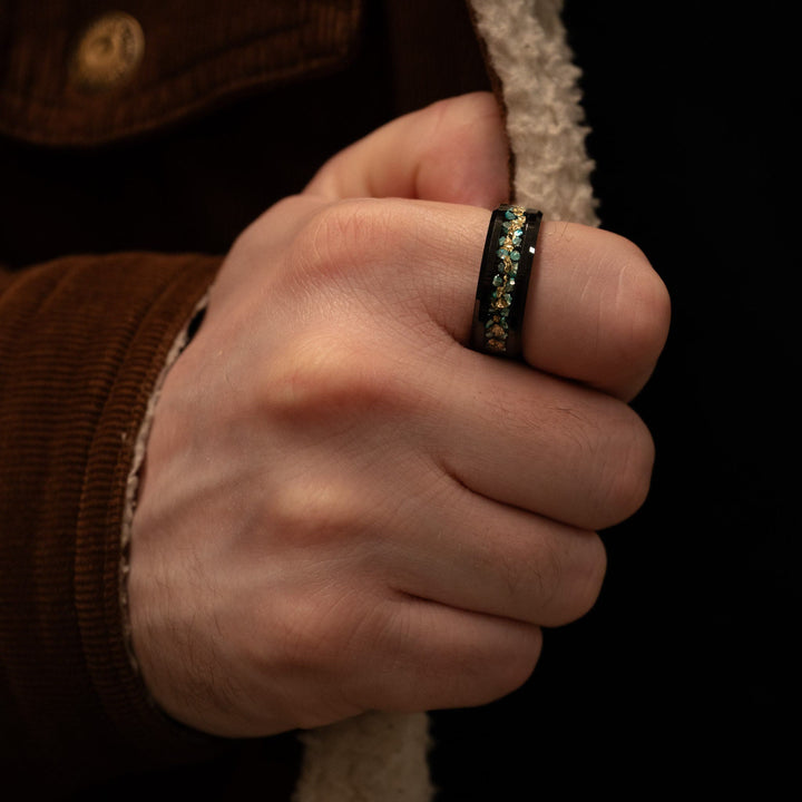 Olivenorma Anello da uomo in lamina d'oro con frammenti di corallo verde