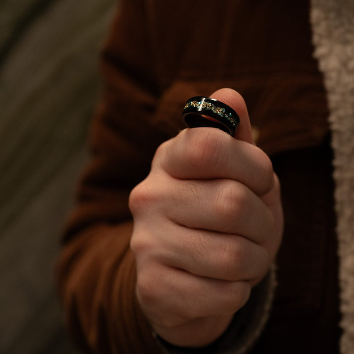 Olivenorma Anello da uomo in lamina d'oro con frammenti di corallo verde