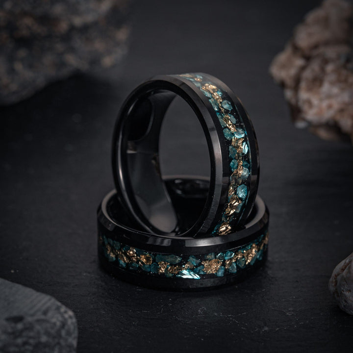 Olivenorma Anello da uomo in lamina d'oro con frammenti di corallo verde