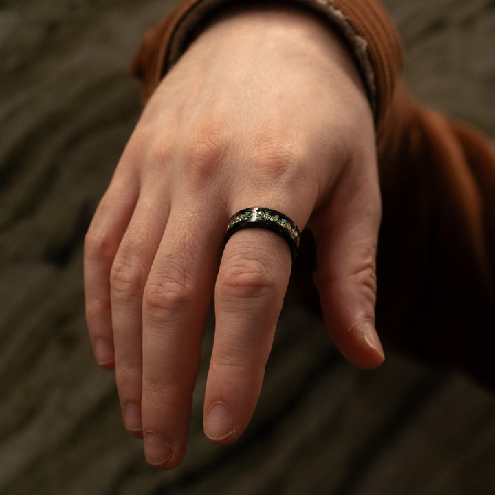 Olivenorma Anello da uomo in lamina d'oro con frammenti di corallo verde