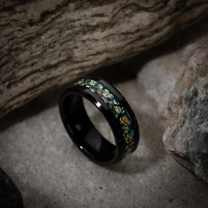 Olivenorma Anello da uomo in lamina d'oro con frammenti di corallo verde
