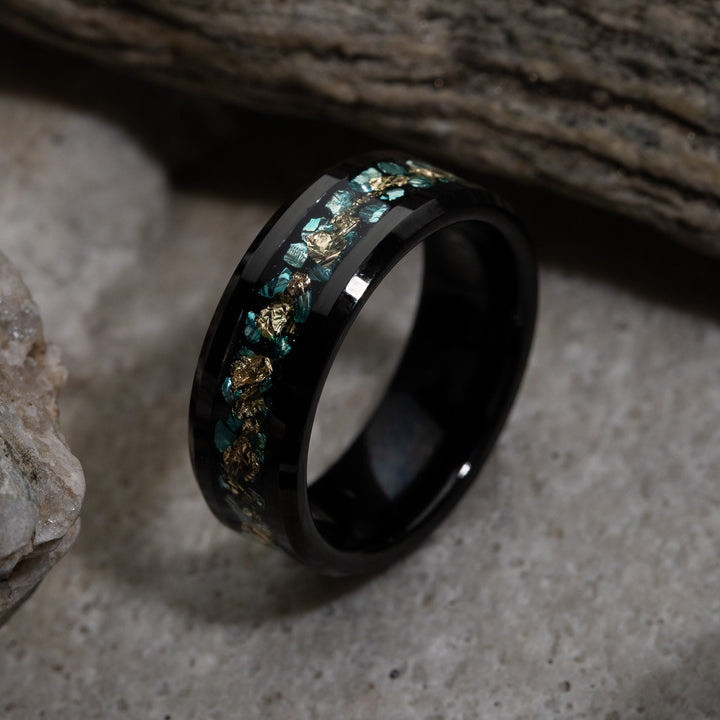 Olivenorma Anello da uomo in lamina d'oro con frammenti di corallo verde