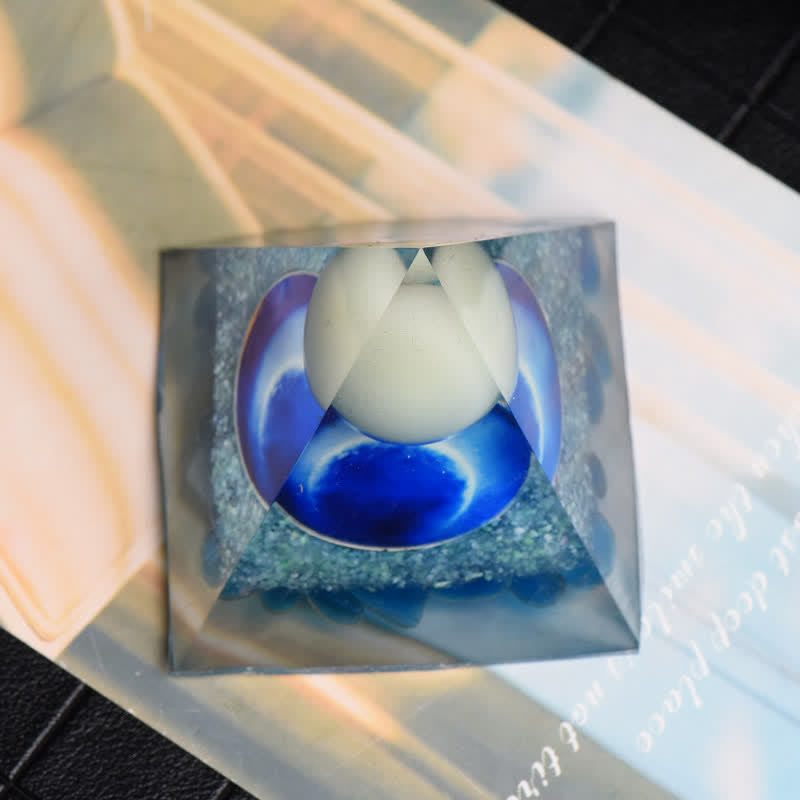 Piramide di orgone in opalite e vetro blu Olivenorma