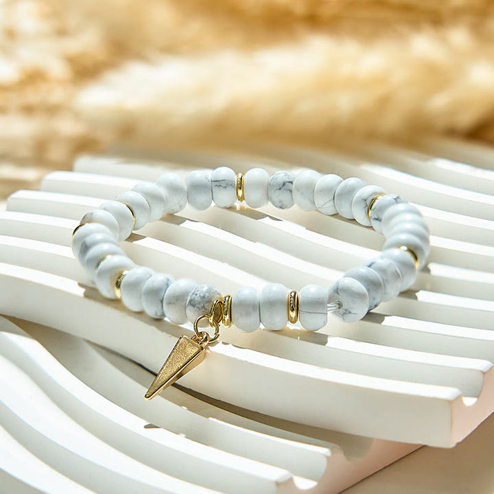 Olivenorma Braccialetto con ciondolo triangolare in perline turchesi bianche 