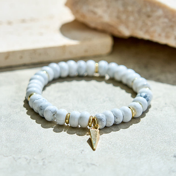 Olivenorma Braccialetto con ciondolo triangolare in perline turchesi bianche 