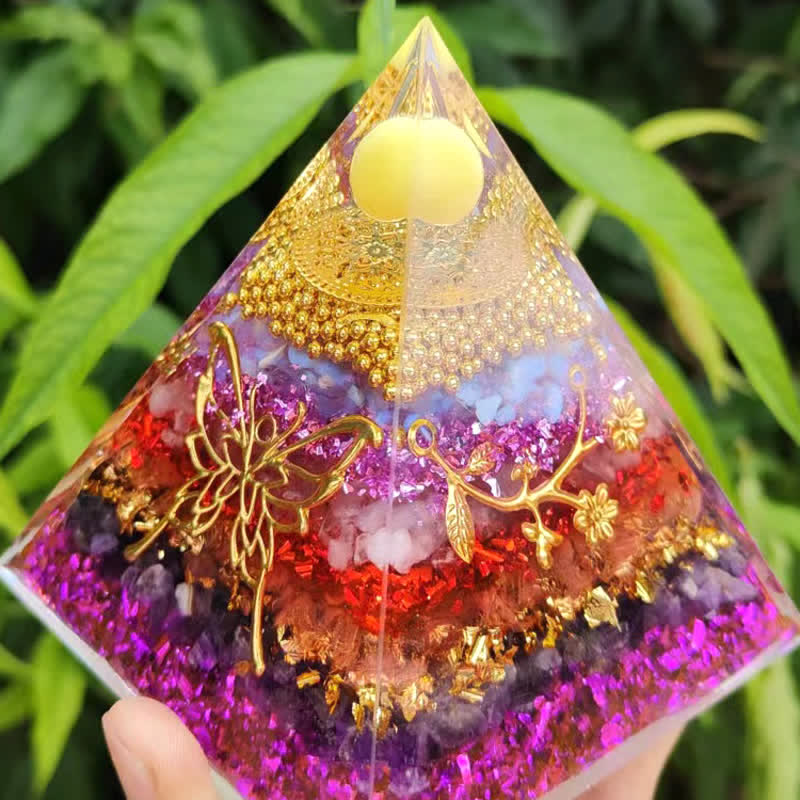 Olivenorma 10/15cm Ghiaia naturale Farfalla in metallo Piramide di orgone