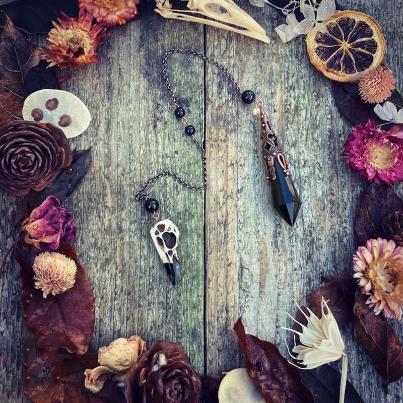 Olivenorma Viking Raven Skull Figurina Pendolo in Ossidiana Naturale