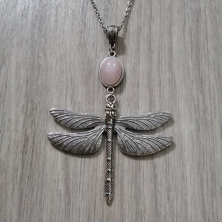 Collana Olivenorma Boho con libellula intarsiata in quarzo rosa