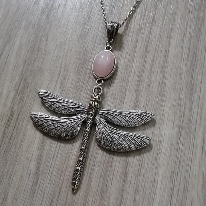 Collana Olivenorma Boho con libellula intarsiata in quarzo rosa