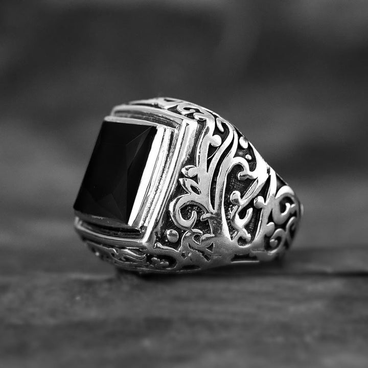 Anello in onice nero sfaccettato con albero della vita inciso Olivenorma