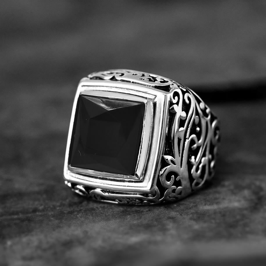 Anello in onice nero sfaccettato con albero della vita inciso Olivenorma