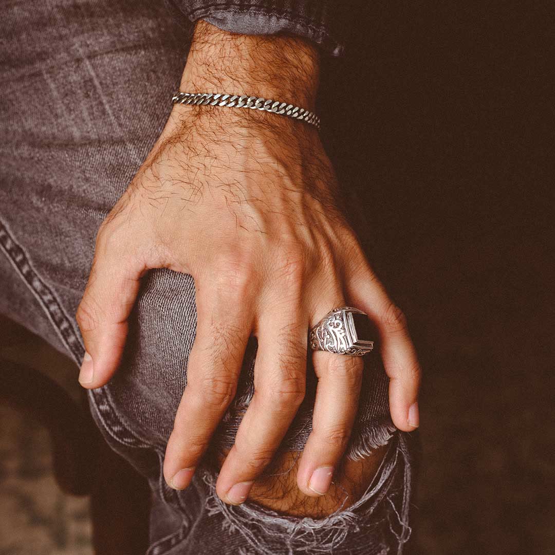 Anello in onice nero sfaccettato con albero della vita inciso Olivenorma