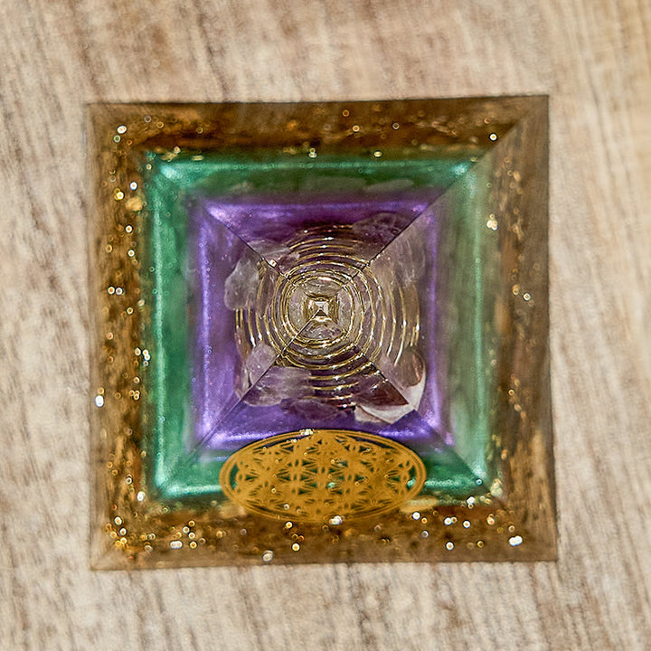 Olivenorma Piramide di Orgone con pietra preziosa del Fiore della Vita fatta a mano