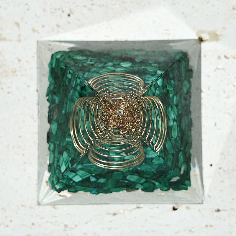 Olivenorma Piramide di energia positiva in malachite fatta a mano