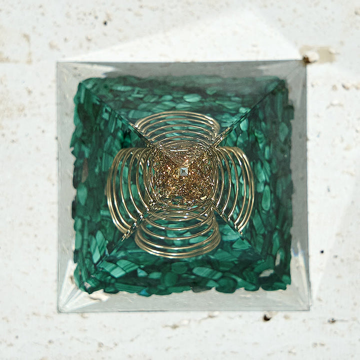 Olivenorma Piramide di energia positiva in malachite fatta a mano