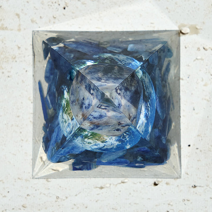 Olivenorma Piramide di Orgone di Terra Blu di Cianite e Sodalite Autentica