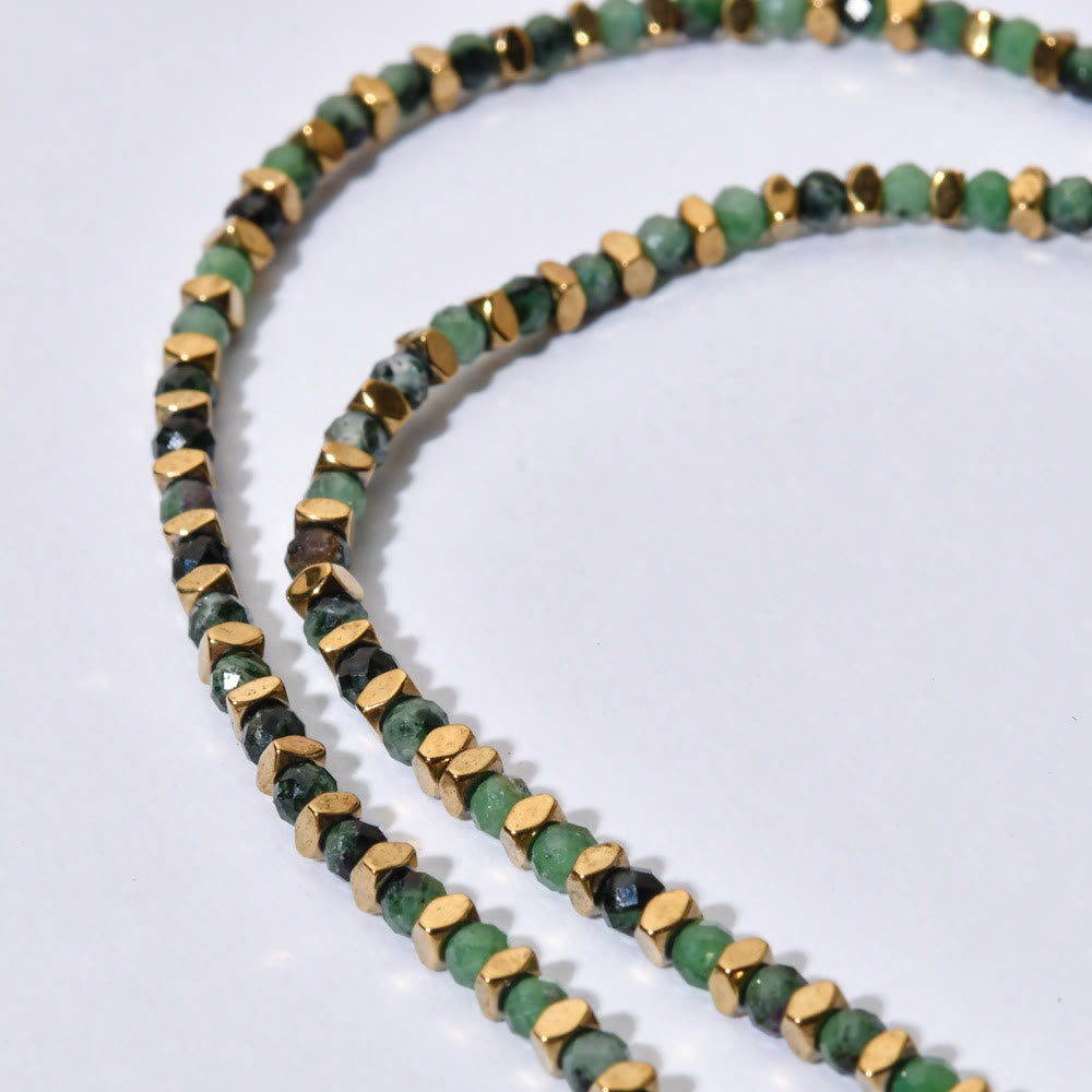 Collana di perline in stile boho con pietre preziose sfaccettate Narce Olivenorma
