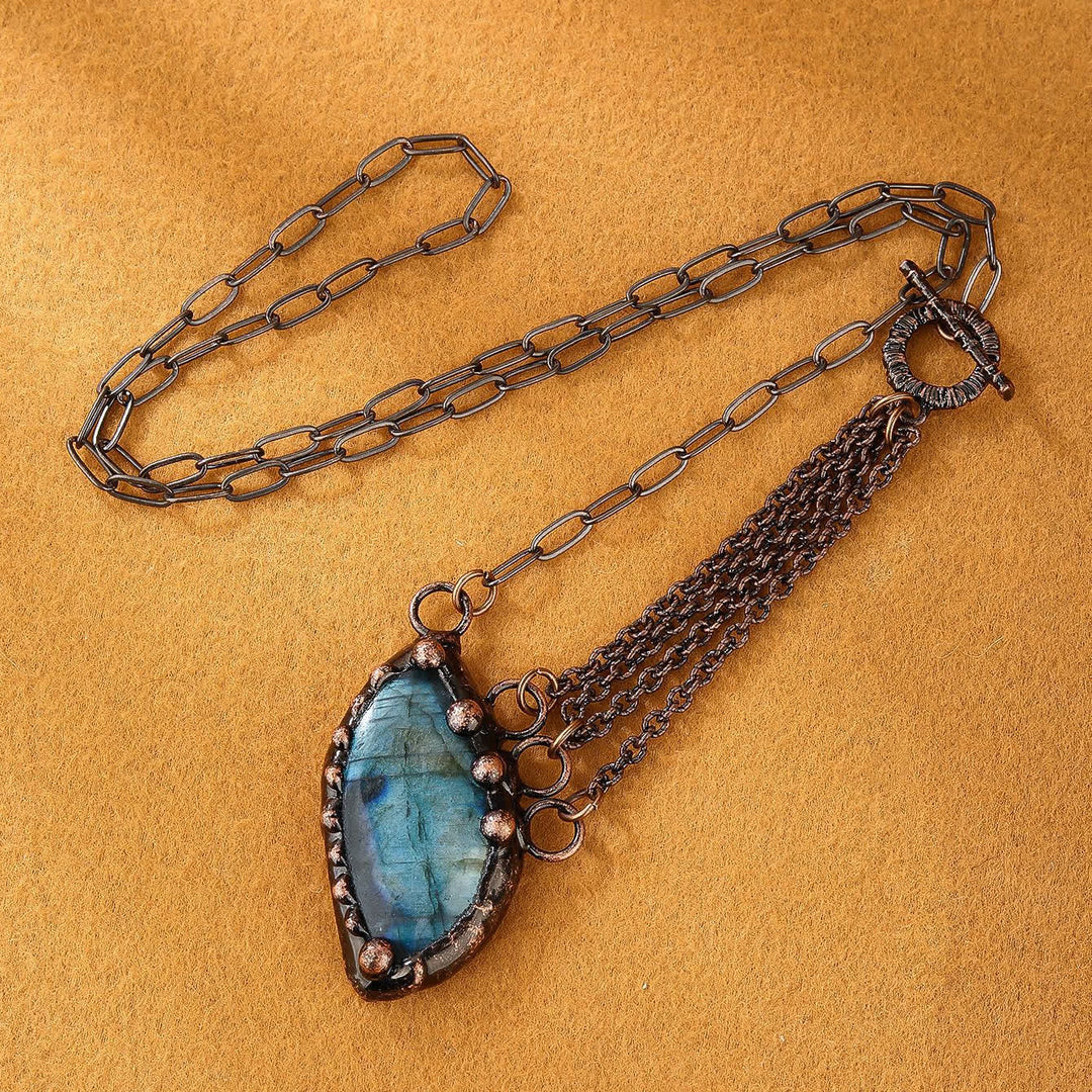Collana con ciondolo di forma casuale in labradorite naturale Olivenorma