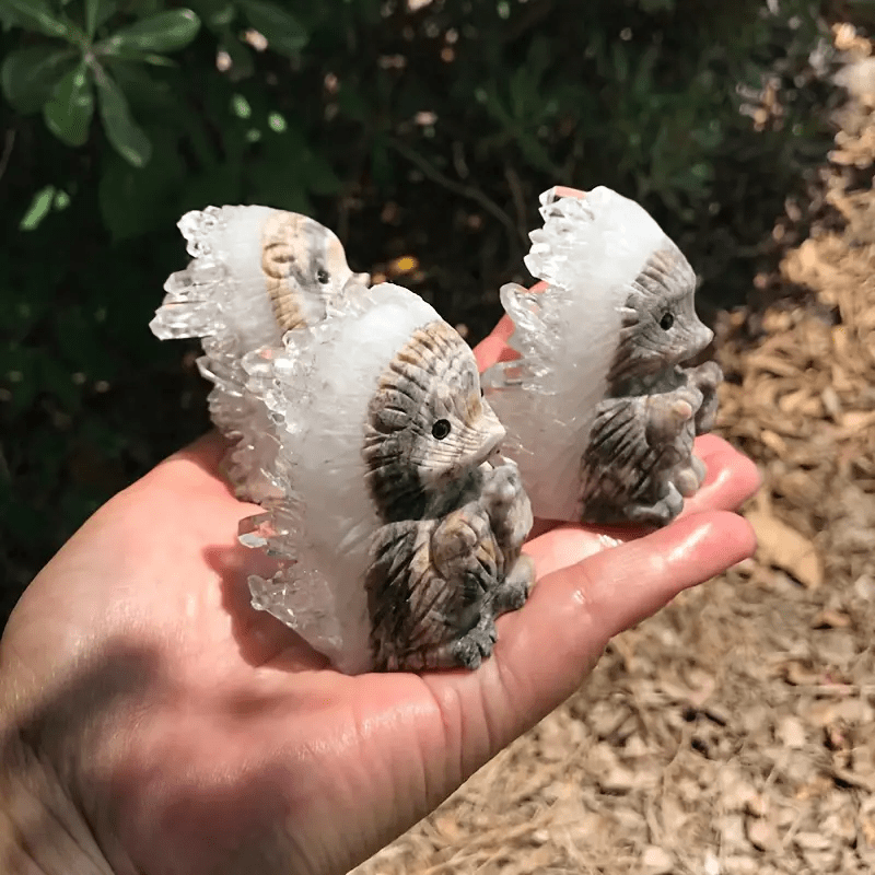 Olivenorma Cluster di cristallo bianco inciso decorazione con pietra preziosa a forma di riccio