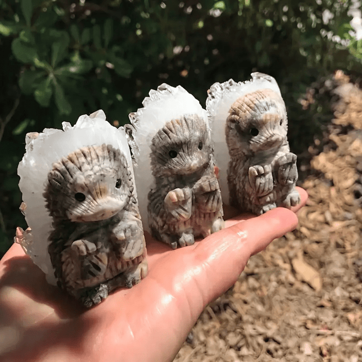Olivenorma Cluster di cristallo bianco inciso decorazione con pietra preziosa a forma di riccio
