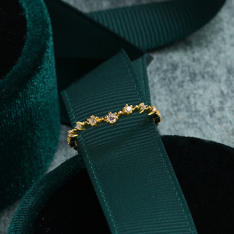 Anello semplice e raffinato in argento sterling con diamanti simulati Olivenorma