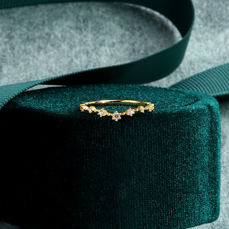 Anello semplice e raffinato in argento sterling con diamanti simulati Olivenorma