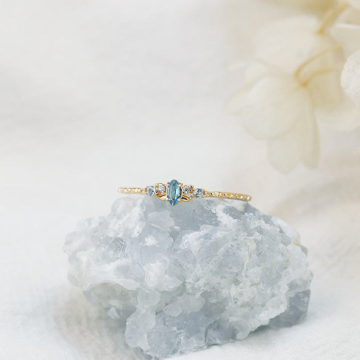 Anello a forma di occhio di cavallo con topazio blu naturale Olivenorma