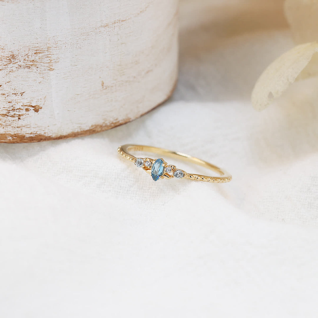 Anello a forma di occhio di cavallo con topazio blu naturale Olivenorma