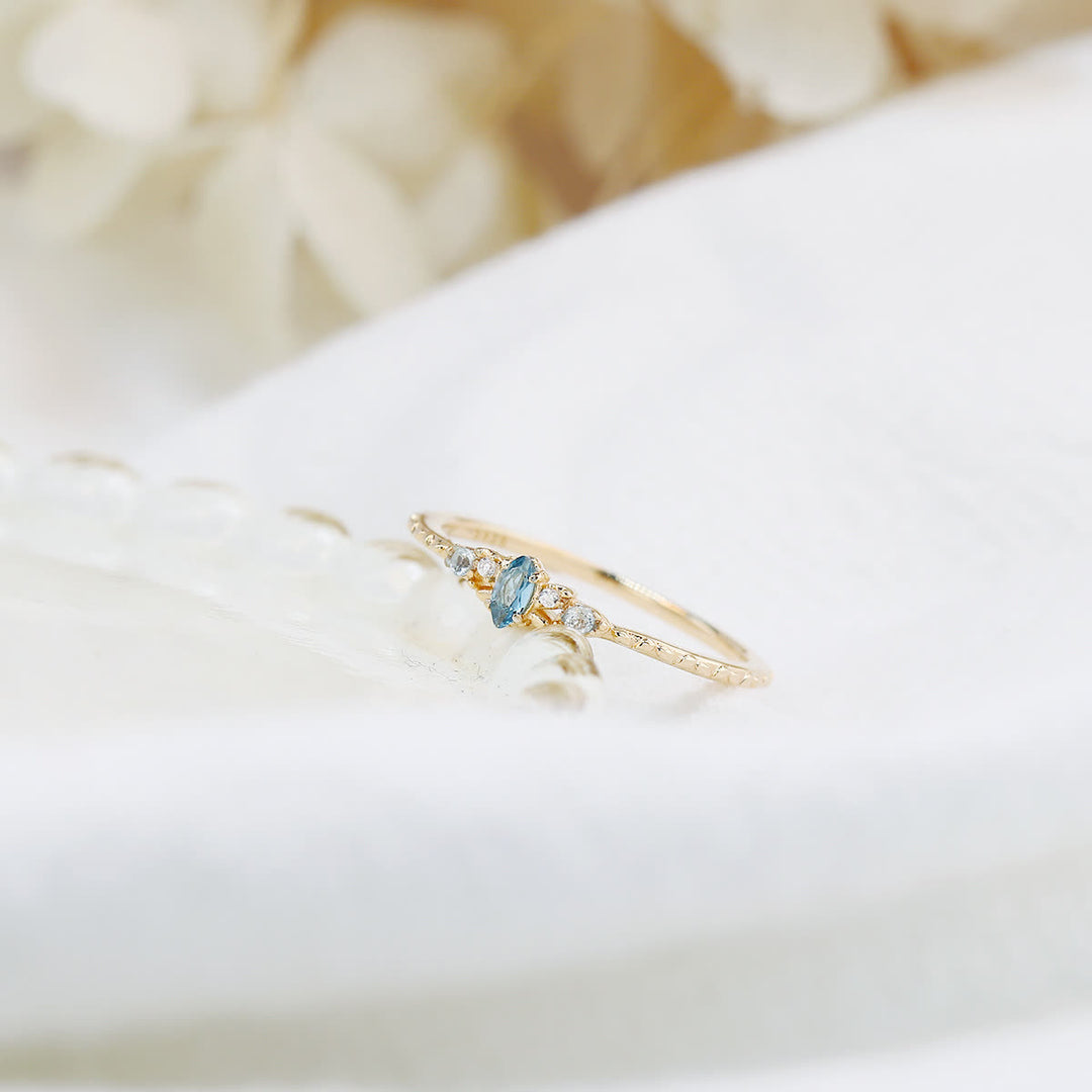 Anello a forma di occhio di cavallo con topazio blu naturale Olivenorma