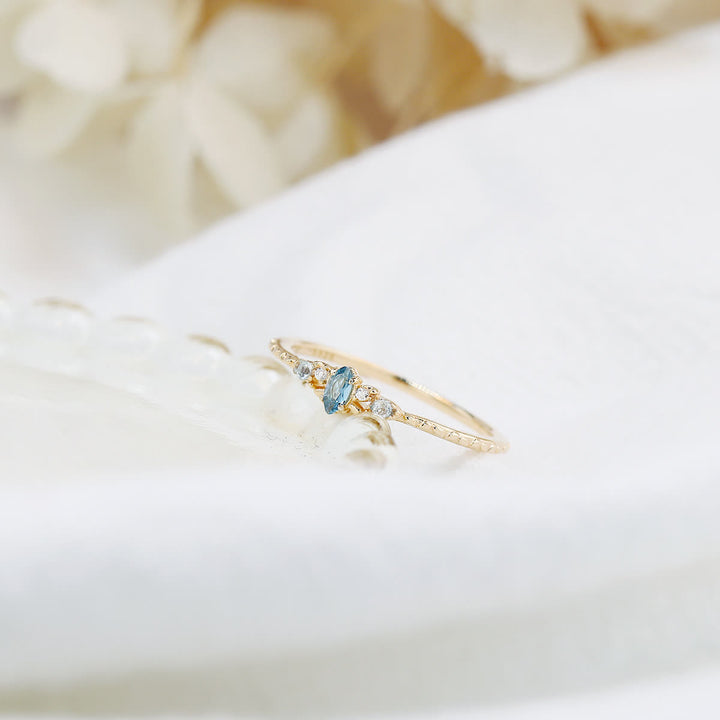 Anello a forma di occhio di cavallo con topazio blu naturale Olivenorma