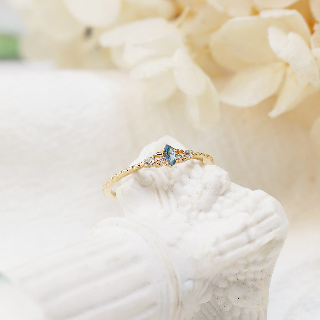 Anello a forma di occhio di cavallo con topazio blu naturale Olivenorma