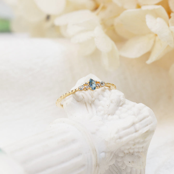 Anello a forma di occhio di cavallo con topazio blu naturale Olivenorma