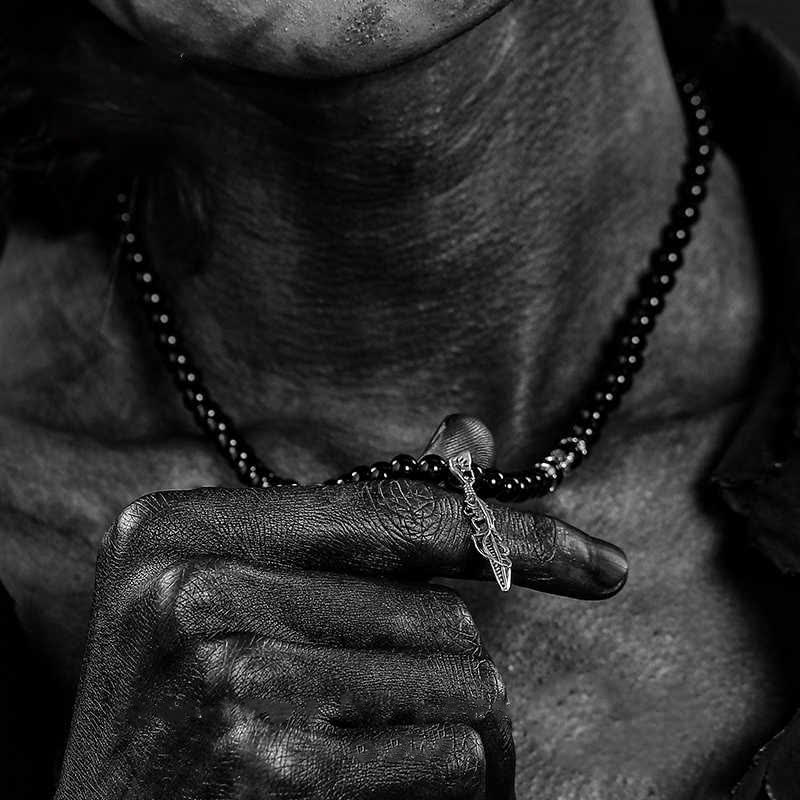 Olivenorma Collana con ciondolo in piuma di metallo con perle di ossidiana da 6 mm