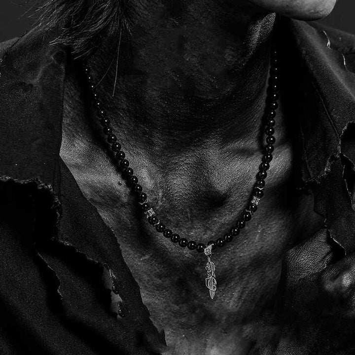 Olivenorma Collana con ciondolo in piuma di metallo con perle di ossidiana da 6 mm