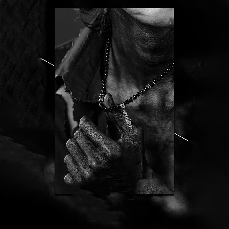 Olivenorma Collana con ciondolo in piuma di metallo con perle di ossidiana da 6 mm