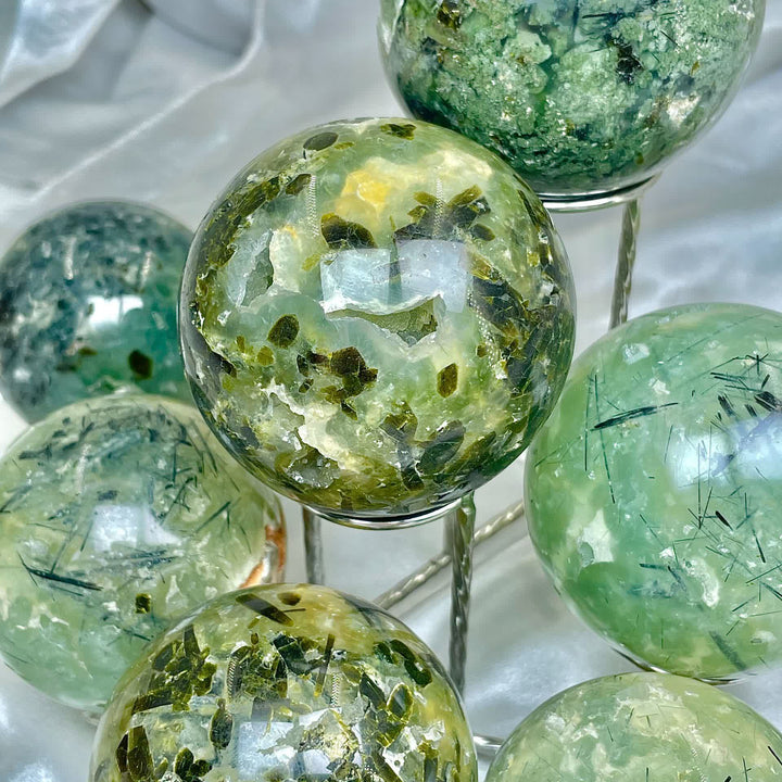 Sfera di cristallo naturale di prehnite Olivenorma