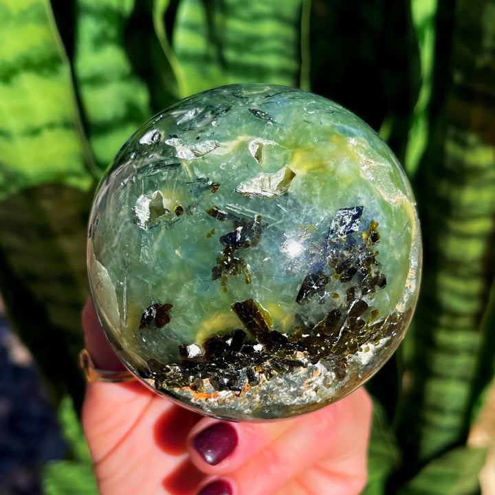 Sfera di cristallo naturale di prehnite Olivenorma