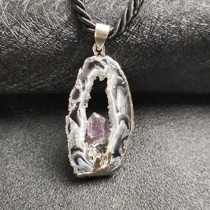 Collana con ciondolo in cristallo di grotta di agata bianca e ametista Olivenorma 