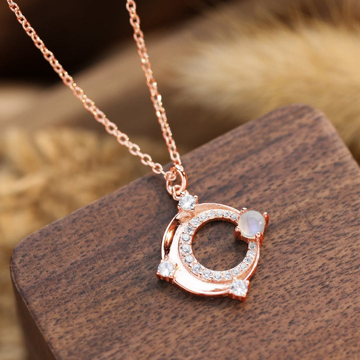 Collana con ciondolo a mezzaluna Olivenorma in pietra di luna naturale