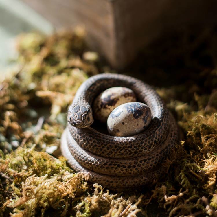 Portacandele realistico a forma di serpente arrotolato Olivenorma