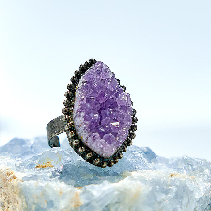 Anello regolabile Olivenorma con ametista naturale di forma irregolare