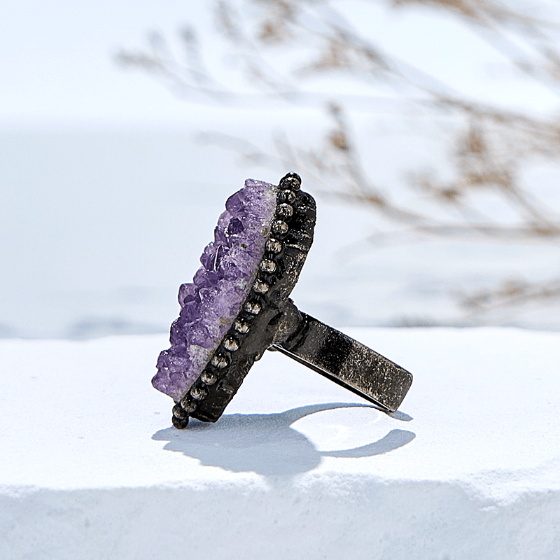 Anello regolabile Olivenorma con ametista naturale di forma irregolare