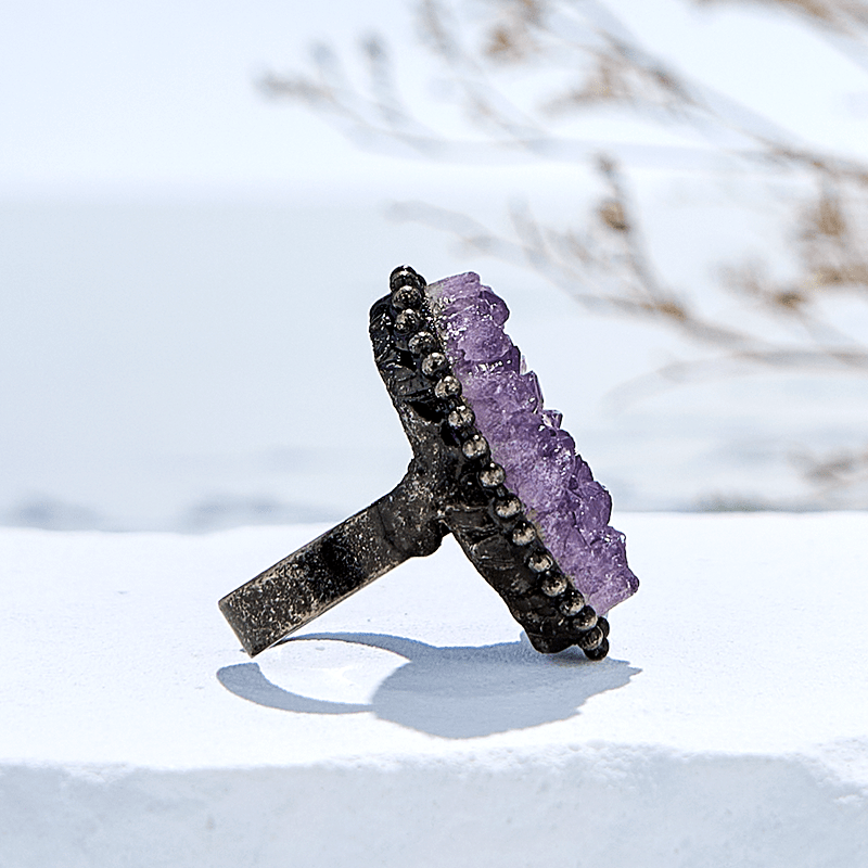 Anello regolabile Olivenorma con ametista naturale di forma irregolare
