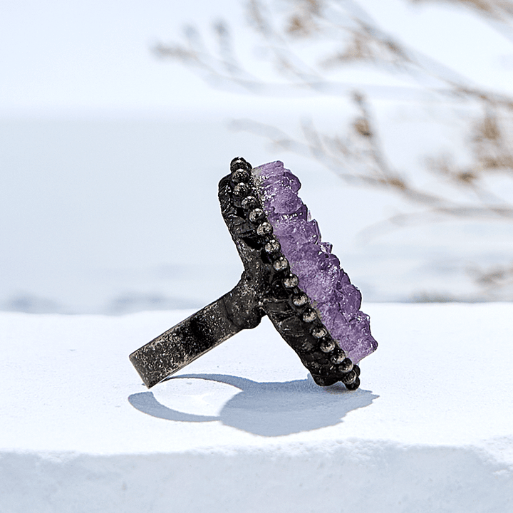 Anello regolabile Olivenorma con ametista naturale di forma irregolare